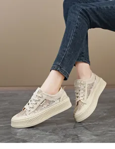 Detail van ademende beige mesh sneakers met een zeer stijlvolle dikke platformzool
