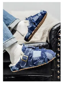 Zoccoli in denim patchwork con calda fodera in pelliccia sintetica e fibbia in metallo