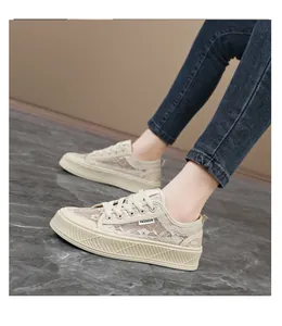 Detailopname van beige opengewerkte kanten sneakers met dikke zool voor dames, ademend.