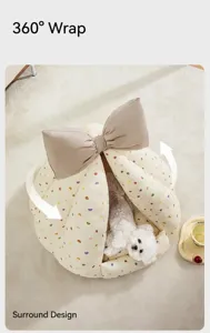 Dettaglio letto a tenda per animali semi-chiuso con motivo a cuori e grande fiocco decorativo