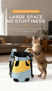 Mochila portamascotas transpirable de colores para perros y gatos en interior acogedor