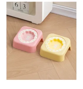 Vue détaillée des bols pour animaux rose et jaune avec supports inclinés protège-cou.