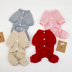 Vue détaillée de quatre combinaisons en polaire pour chiens en gris rose beige rouge