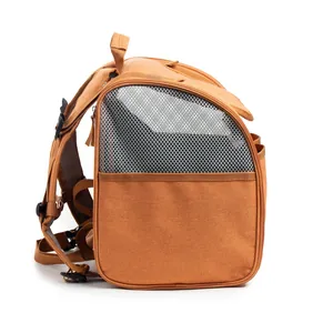 Vista lateral de la mochila naranja para mascotas con malla transpirable y correas