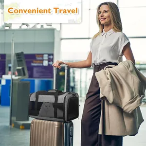 Femme utilisant un sac de transport gris pour chat comme bagage cabine à l'aéroport