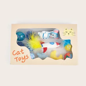 Vista dettagliata del set di giocattoli per gatti con topo di peluche e razzo