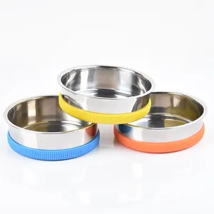 Detalle de tres cuencos de acero inoxidable para mascotas con bases de silicona