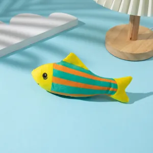 Peluche interattivo a forma di pesce a strisce con erba gatta per gatti e gattini
