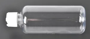 Nahaufnahme einer klaren PET-Haustierflasche mit weißem Schraubverschluss und Skala.