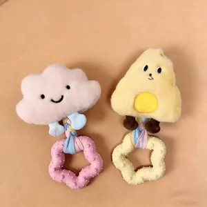 Dettaglio di simpatici giocattoli di peluche per cani con anelli da dentizione TPR