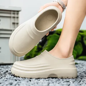 Beige waterdichte kokschoenen met antislipzool en een comfortabel slip-on design voor werk