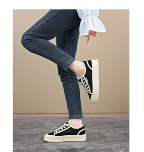Gedetailleerd zijaanzicht van de ademende zwarte mesh platform sneakers voor dames met spijkerbroek