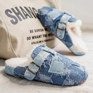 Eleganti sabot in patchwork di denim con calda fodera in pile bianco e fibbia in metallo