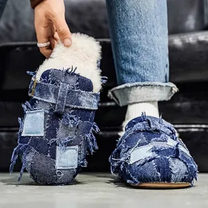 Zoccoli da uomo in patchwork di denim con spessa fodera in pile bianco e fibbia regolabile