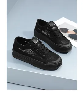 Zwarte kant platform sneakers met ademende mesh en dikke zolen voor dames