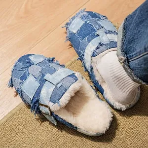 Zoccoli in patchwork di denim foderati in pile con bordi sfrangiati e interno caldo