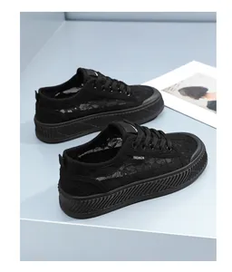 Gedetailleerde macro-opname van de ademende zwarte kanten textuur van platform sneakers