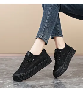 Detailopname van zwarte platform sneakers voor dames met ademend mesh design en veter