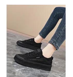 Detailweergave van zwarte platform sneakers voor dames met opengewerkt design op vloer
