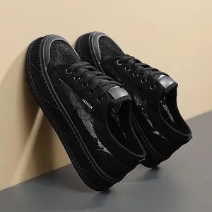 Stijlvolle zwarte ademende platform sneakers van kant voor dames