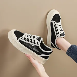 Ademende zwarte platform sneakers van kant voor dames in een zomerse streetstyle