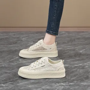 Elegante beige kant sneakers voor dames met een ademende en dikke platformzool