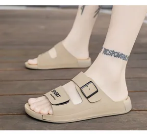 Detailansicht der Schnalle und des Sportgurts an khakifarbenen Herren-Sandalen