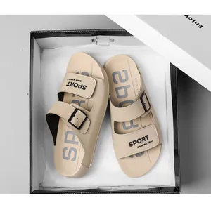 Nahaufnahme von beigen Herren-Freizeitsandalen mit verstellbaren Riemen im Schuhkarton