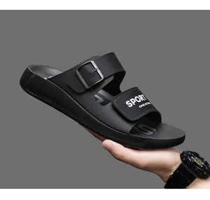 Nahaufnahme schwarzer Herren-Freizeitsandalen für den Außenbereich mit Schnalle und Logo