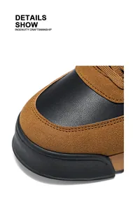 Detalle de ante marrón transpirable y cuero negro en la puntera de la zapatilla.