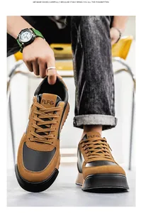 Primer plano de las zapatillas de plataforma con logo FLFG y diseño de ante marrón.