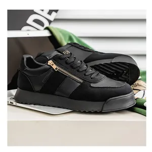 Primer plano de zapatillas negras con plataforma, cremallera dorada y acabado en ante