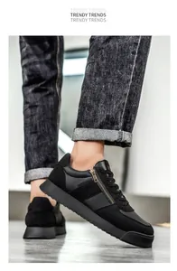 Primer plano de zapatillas de gamuza negra para hombre con suela de plataforma y cremallera