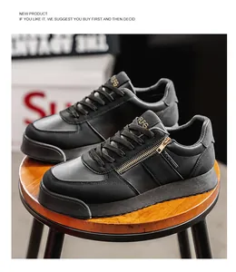 Vista detallada de zapatillas de plataforma negras con cremallera lateral sobre taburete