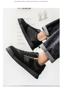 Primer plano de zapatillas con plataforma en ante negro, diseño con cremallera lateral de moda.