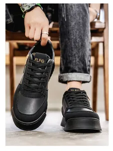 Detalle de zapatilla negra con plataforma en ante y logotipo dorado FLFG premium.