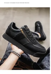 Detalle de las zapatillas negras de plataforma con cremallera lateral y suela gruesa.