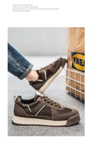 Vista detallada de zapatillas casuales de ante marrón con diseño de suela de plataforma