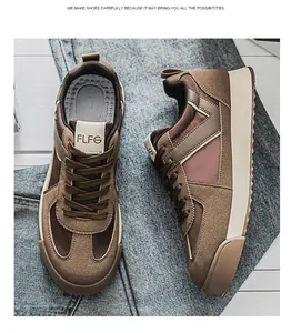 Detalle de zapatillas de ante marrón transpirables con suela gruesa y diseño retro jogger.