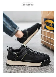 Vista detallada de las zapatillas de plataforma de ante negro con suela gruesa crema.