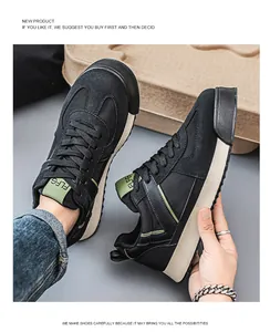 Vista detallada de zapatillas de gamuza negra transpirables con detalles verdes y suelas gruesas