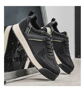 Detalle de zapatillas de plataforma en gamuza negra con suelas gruesas de color blanco roto y toques verdes
