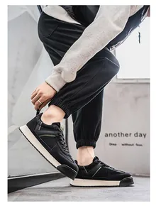 Vista detallada de zapatillas de plataforma de gamuza negra llevadas por un modelo