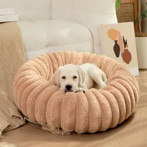 Panier rond et douillet en fausse fourrure de lapin avec chiot se reposant dedans