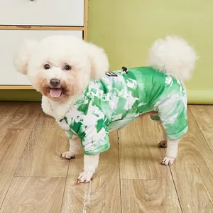 Warmer grüner Wintermantel mit Krawattenfärbung für Hunde auf Bichon Frise