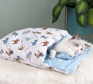 Primo piano di un gatto che dorme in un accogliente letto per animali con cavalli.