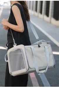 Detalle de una bolsa de transporte beige para mascotas con ventana de malla externa