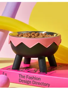 Nahaufnahme eines modernen Edelstahlnapfes mit originellem rosa Eierschalendesign