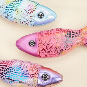 Giocattoli colorati per gatti a forma di pesce realistico con squame glitterate e campanello.