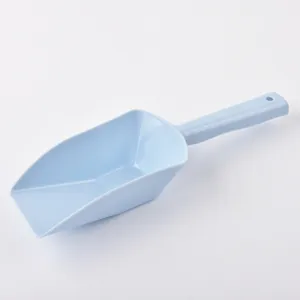 Pala de plástico azul para comida de perros y gatos, detalle del mango ergonómico
